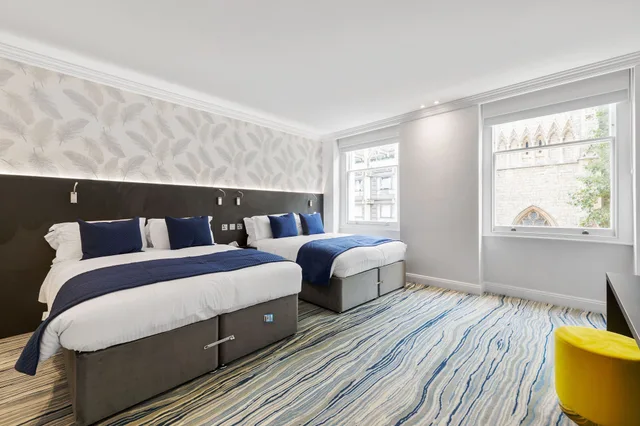 غرفة ديلوكس رباعية بسريرين مزدوجين، Commodore Hotel London 1/7