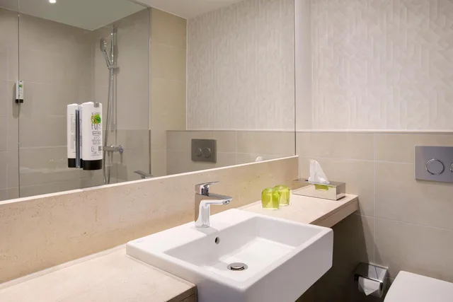 غرفة قياسية بسرير كينج وسرير كوين، Holiday Inn Frankfurt Airport 6/10