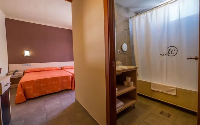 غرفة قياسية رباعية بسرير كوين وسرير فردي، Tossa Beach Center 3/5