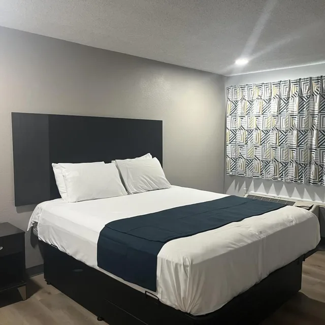 غرفة بسرير كينج لغير المدخنين، Motel6 Las Vegas, NV - Downtown Fremont St Experience 2/4