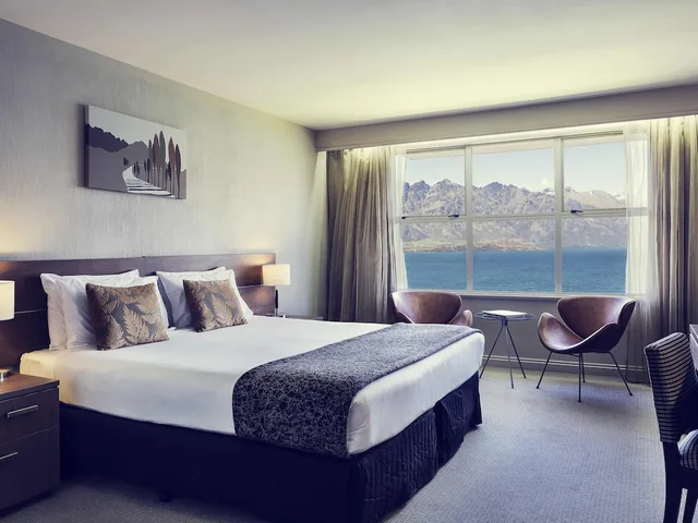 غرفة سوبيريور بسرير كينج بإطلالة على البحيرة، Movenpick Queenstown 1/4