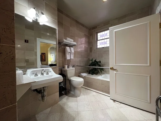 Room, King Bed, Accessible, The Sterling Hotel 2/2