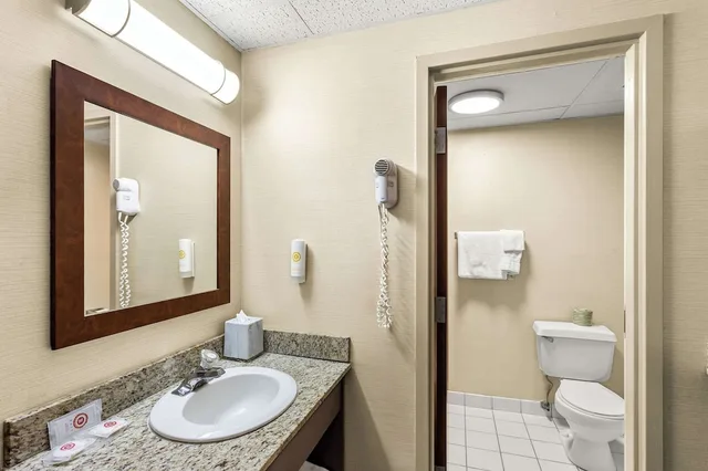 غرفة قياسية بسريرين مزدوجين، Comfort Inn White River Junction 3/3