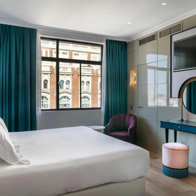 Room, Double Bed, Gran Via View، Vincci Capitol 2/8