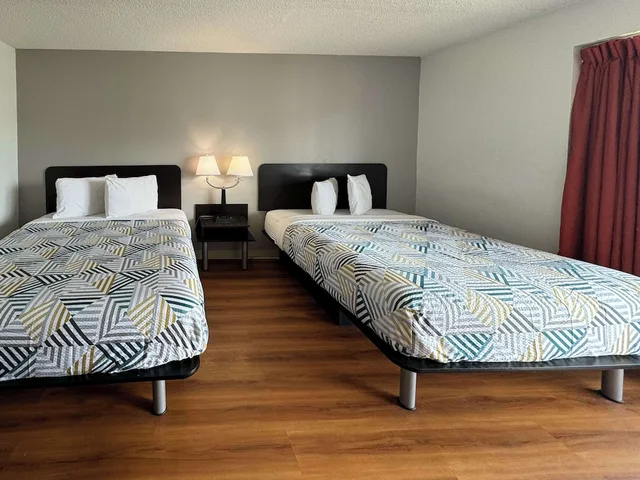 غرفة قياسية بسريرين كوين، Motel6 Butte, MT - Historic City Center 2/4