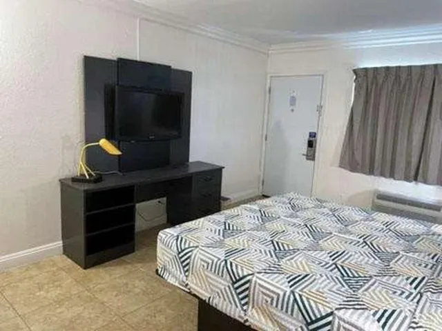 1 King Bed - Mobil Acc RI Shwr Nsmk Kitchen، Studio6 North Las Vegas, NV 3/5