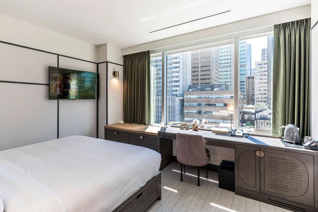 غرفة بسرير كينج، The Westley Calgary Downtown, Tapestry Collection by Hilton 2/3