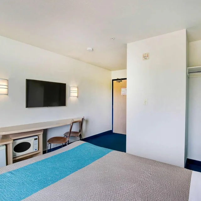 غرفة بسرير كوين لذوي الإعاقة، Motel6 Grande Prairie, AB 3/4