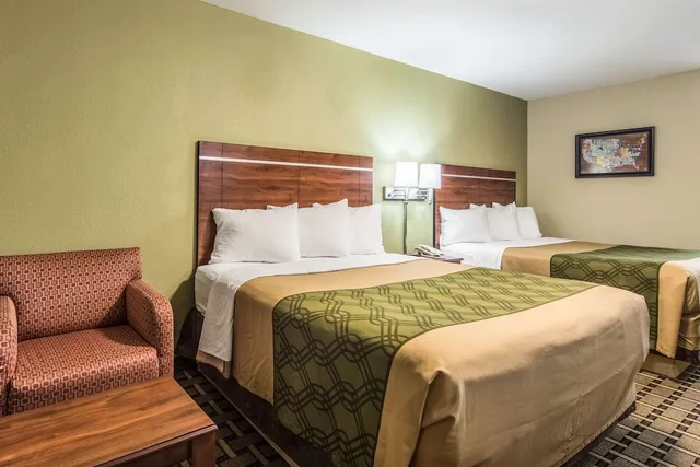 غرفة قياسية بسريرين كوين يُسمح فيها بالحيوانات الأليفة للمدخنين، Econo Lodge Jasper AL 3/8