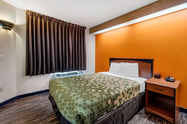 غرفة بسرير كوين لذوي الإعاقة، Econo Lodge North Academy 1/3
