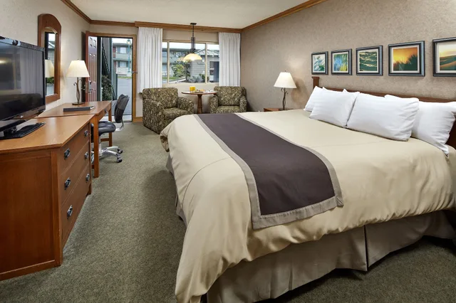 غرفة قياسية بسرير كينج مع أريكة، Cavalier Oceanfront Resort 2/6