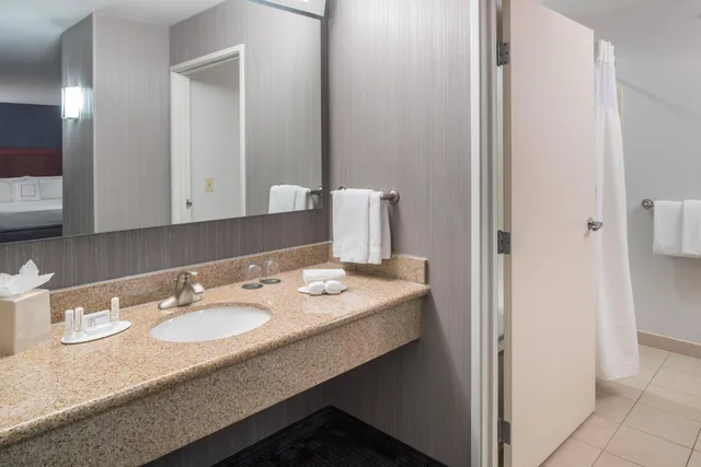 Room, Queen Bed, Balcony, Courtyard by Marriott West Orange 1/3