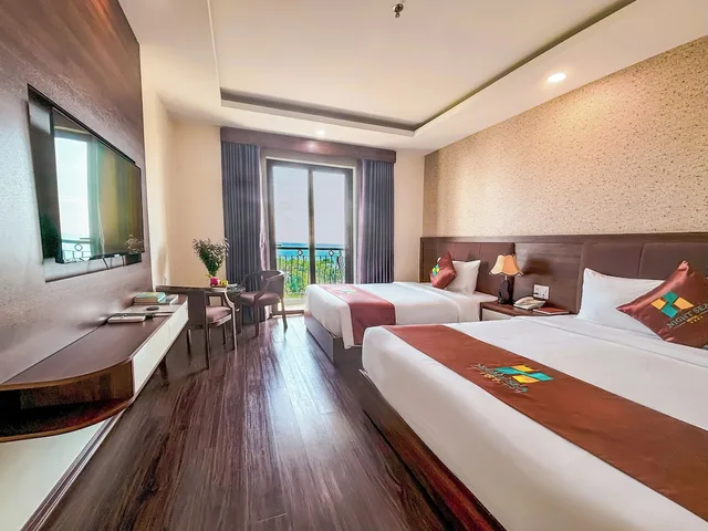 غرفة ديلوكس بسرير كوين وسرير فردي بإطلالة على الحديقة بشرفة، Night Sea Hotel 6/10