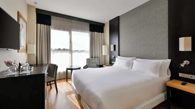 Adjoining, Family, 2 Queen Beds، NH Valencia Center 3/8