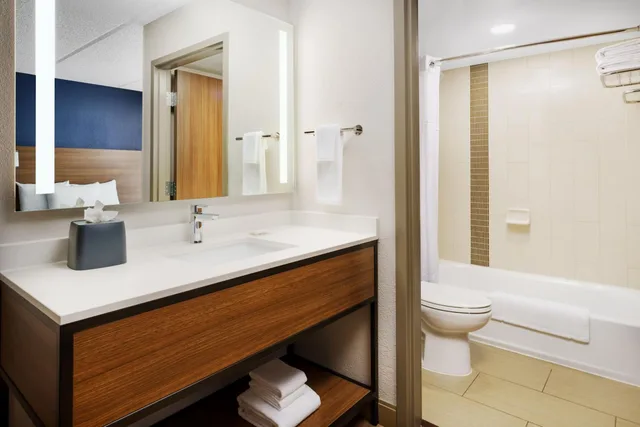 غرفة بسريرين مزدوجين مع أريكة في طابق مرتفع، Hyatt Place Orlando / I-Drive / Convention Center 6/7