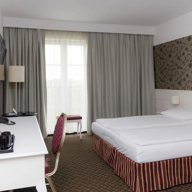 Room, Double Bed, Balcony, Lamberton Hotel 2/9