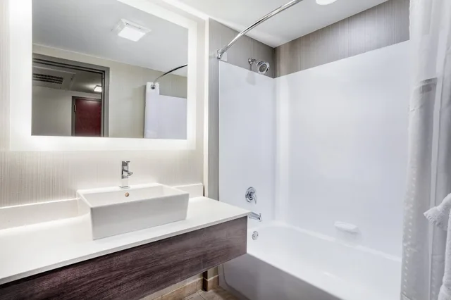 غرفة قياسية بسريرين كوين، Holiday Inn Lafayette-City Centre 4/4