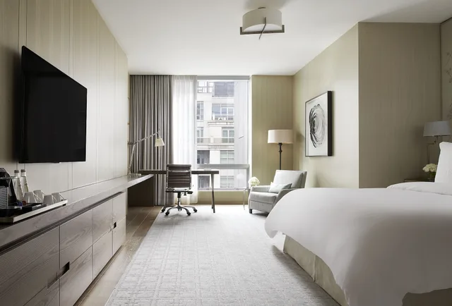 غرفة سوبيريور بسرير كينج لذوي الإعاقة، Four Seasons Hotel Toronto 3/7