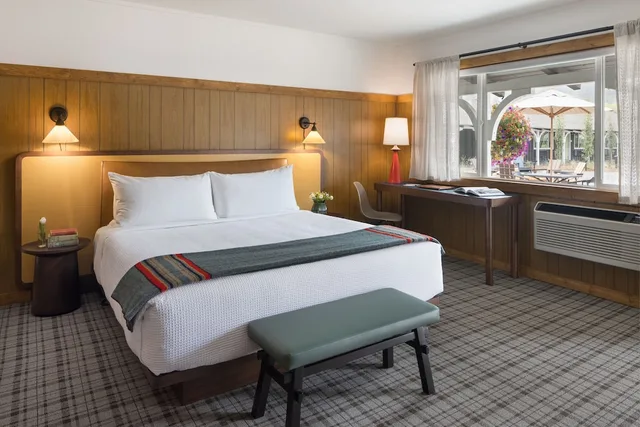 Courtyard, King Bed، The Virginian Lodge 1/4
