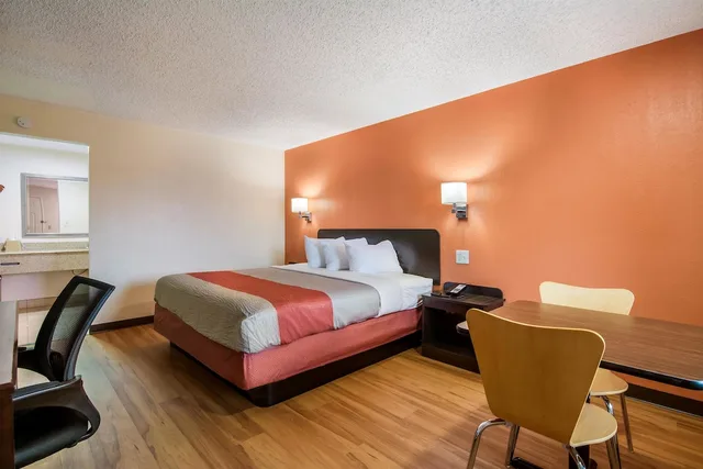 غرفة قياسية بسرير كينج، Motel6 Winnie Tx 4/10