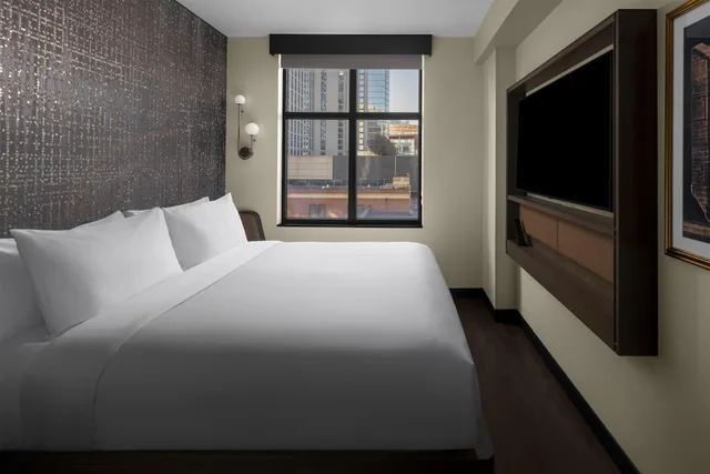 Compact, King Bed, Accessible، Motto by Hilton Nashville Downtown 2/10