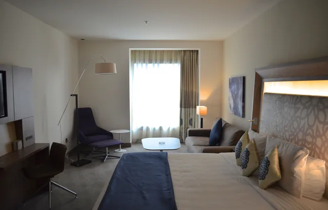 غرفة سوبيريور بسريرين منفصلين مع أريكة، نوفوتيل جدة(Novotel Jeddah Tahlia) 3/7
