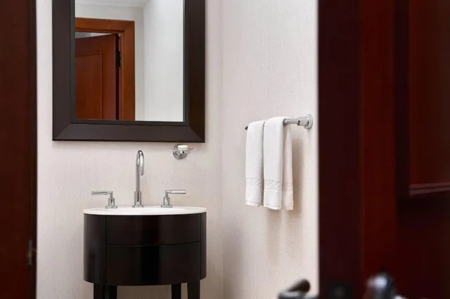 جناح بسريرين مزدوجين بغرفة نوم واحدة مع أريكة، The Ritz-Carlton Georgetown, Washington, D.C. 3/3