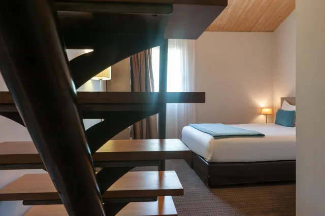 جناح عائلي بسريرين منفصلين بإطلالة على الحديقة، Hotel The Originals Niort La Grange 1/1