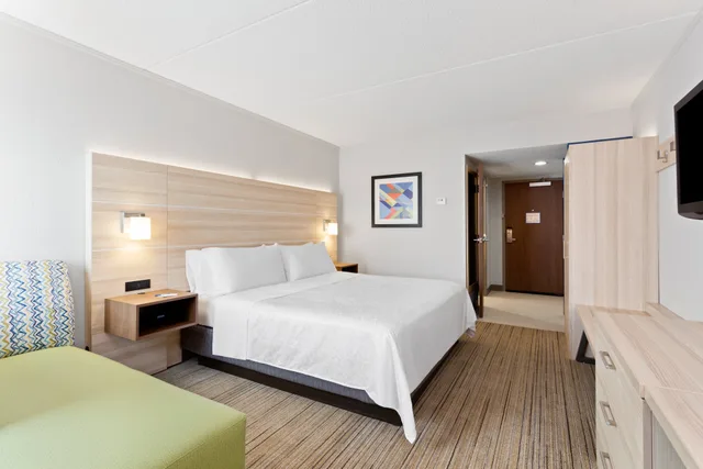 غرفة بسرير كينج لذوي الإعاقة، Holiday Inn Express Hopewell - Fort Lee Area, an IHG Hotel 1/4