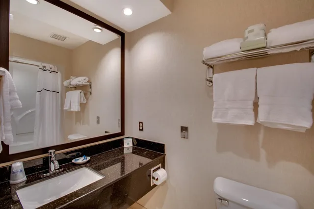 جناح بسريرين كوين مع أريكة لذوي الإعاقة، Best Western Plus The Inn At Hampton 7/9