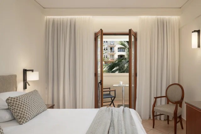 غرفة بسرير مزدوج أو سريرين منفصلين بإطلالة على المسبح، Theartemis Palace 4/8