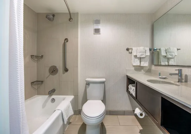 جناح بسرير كينج بإطلالة على المسبح بغرفة نوم واحدة، Courtyard by Marriott Oxnard/Ventura 4/4