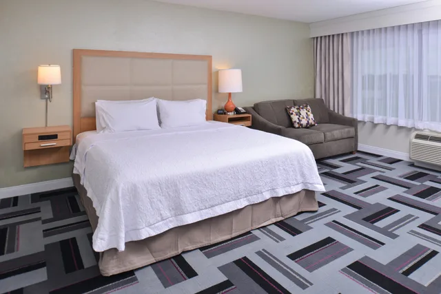غرفة بسرير كينج لذوي الإعاقة، Hampton Inn And Suites Ames Ia 3/4