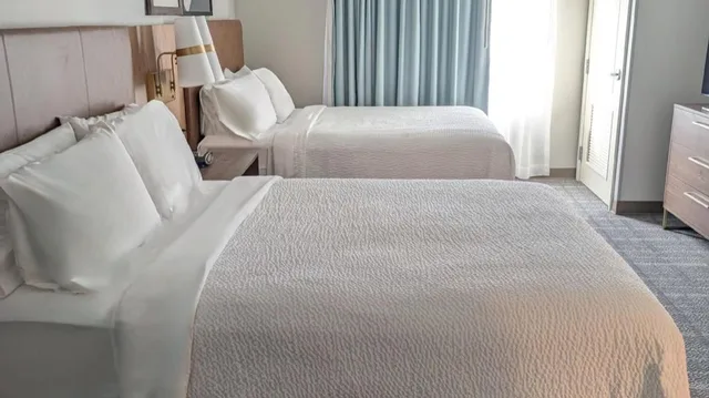 جناح بسرير كينج وسريرين كوين بغرفتي نوم، Staybridge Suites Bismarck 1/8