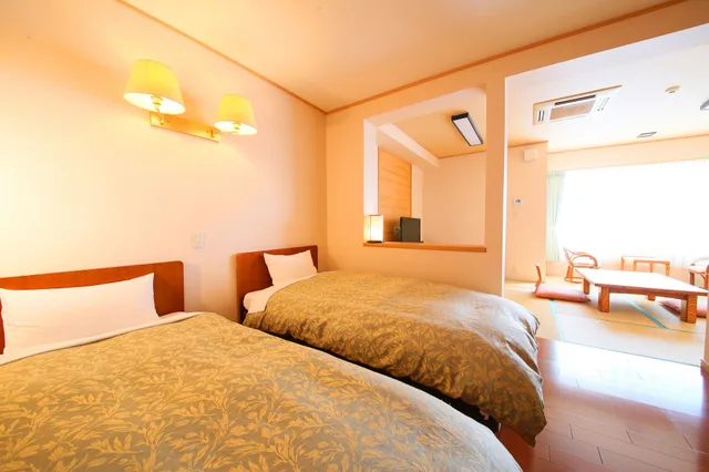 غرفة يابانية غربية بسريرين منفصلين بإطلالة على الجبل، Lakeland Hotel Mizunosato 1/1