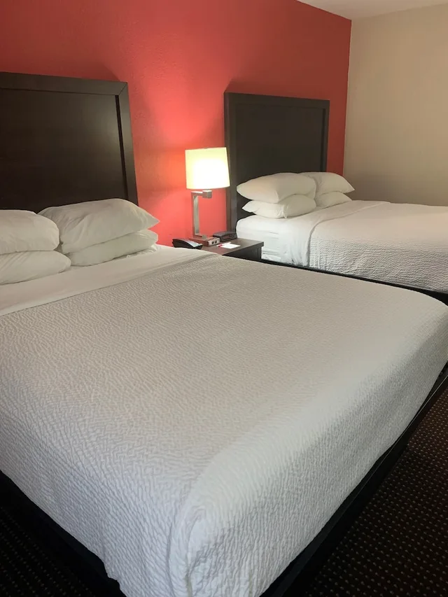 غرفة بريميوم بسريرين كوين بجاكوزي، Ramada By Wyndham Hancock Waterfront 4/5