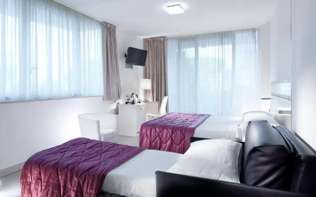 غرفة سوبيريور بسرير مزدوج، MERCURE RIMINI ARTIS 5/9