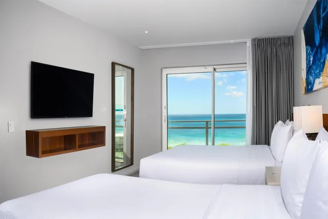 جناح بسرير كوين بإطلالة على البحر بغرفة نوم واحدة في الطابق العلوي، Embassy Suites by Hilton Aruba Resort 4/6