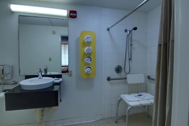 1 King Bed - Mobility Accessible Tub, Nsmk، Motel6 West Monroe, LA 8/10