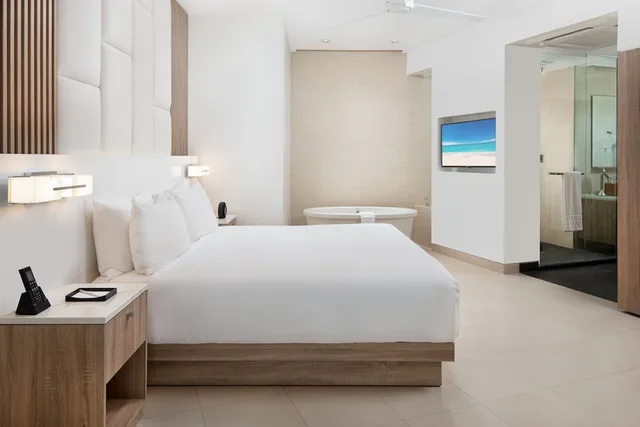 2 Bedrooms, Suite, 1 King and 2 Queen Beds, 2 Queen Beds, Ocean Front، Wymara Resort and Villas 3/5