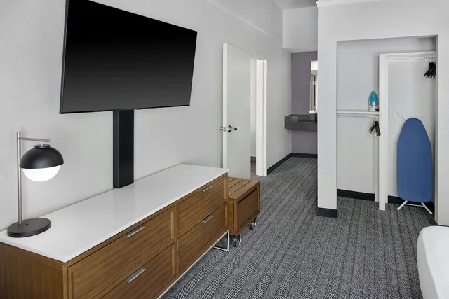 جناح بسرير كينج بغرفة نوم واحدة مع أريكة، Courtyard by Marriott Kansas City Shawnee 3/5