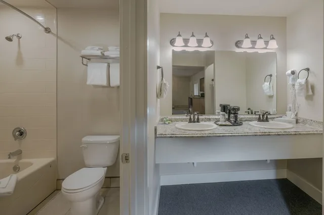 غرفة قياسية بسريرين كوين يُسمح فيها بالحيوانات الأليفة، Flying Saddle Resort 2/3