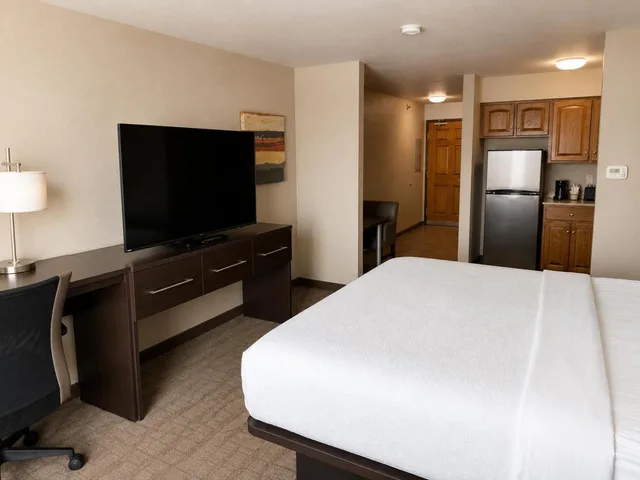 استوديو بسرير كينج، Astoria Hotel and Event Center 3/5