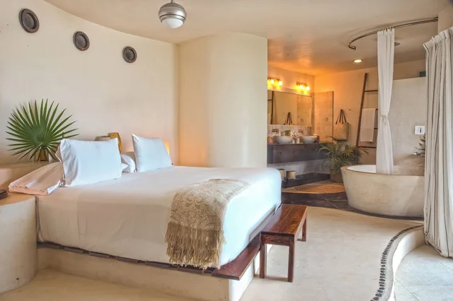 Penthouse, King Bed, Plunge Pool، Mezzanine by La Zebra, an SLH Hotel 3/4