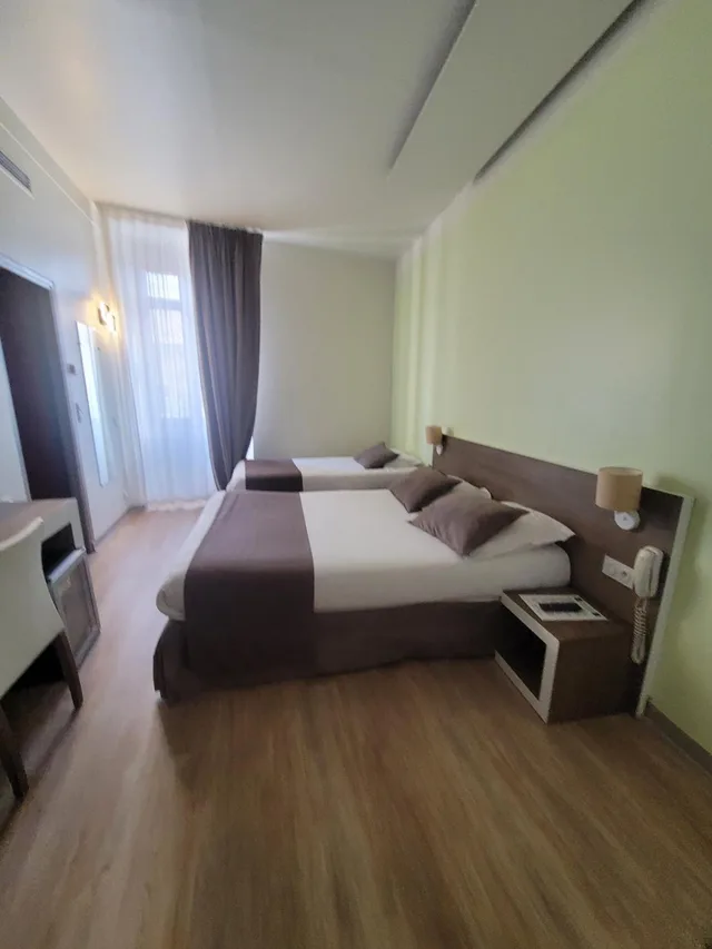 غرفة كومفورت ثلاثية بسرير مزدوج وسرير فردي، Kyriad Orange Centre 4/10