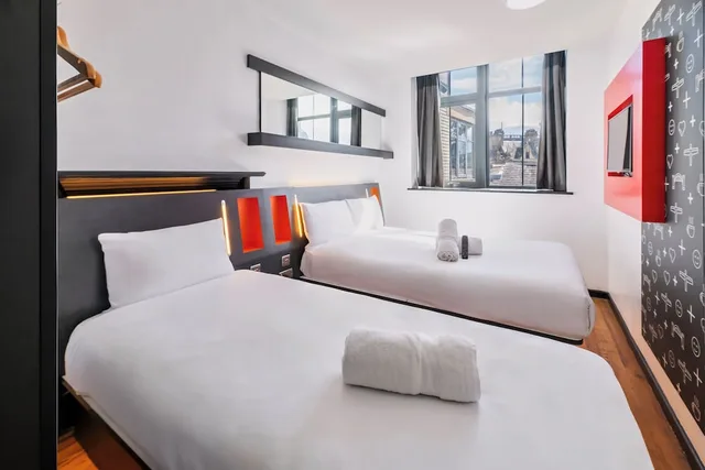 غرفة عائلية ثلاثية بسرير مزدوج وسرير فردي، easyHotel Newcastle City Centre 6/10