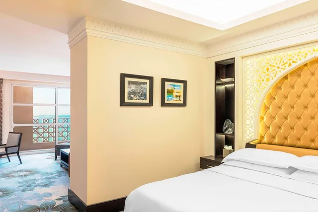 غرفة كلوب بسرير مزدوج بإطلالة على المسبح، Sheraton Sharjah Beach Resort Spa 4/8