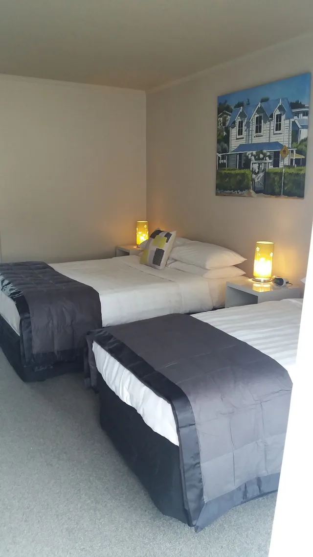 2 Bedrooms, Family Suite, 1 Double and 3 Single Beds، Settlers Motor Lodge 4/9