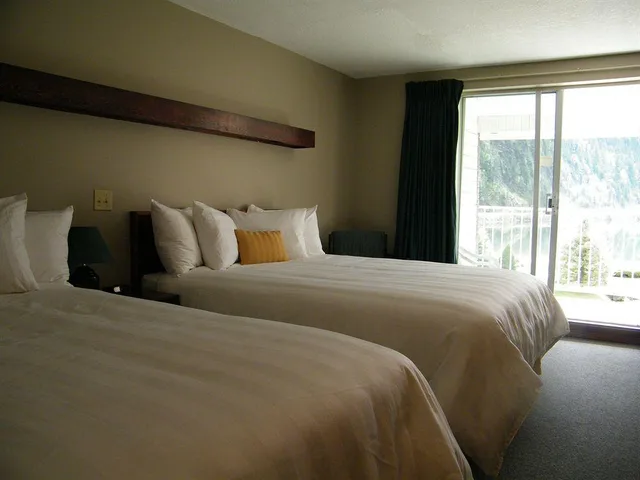 غرفة بسريرين كوين، Three Valley Lake Chateau 1/4