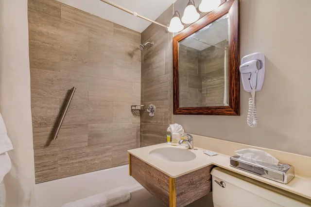 غرفة بسريرين كوين بإطلالة على المسبح، Super 8 By Wyndham Lake George/Downtown 3/3
